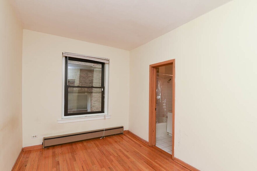 Building Photo - 638 W Barry