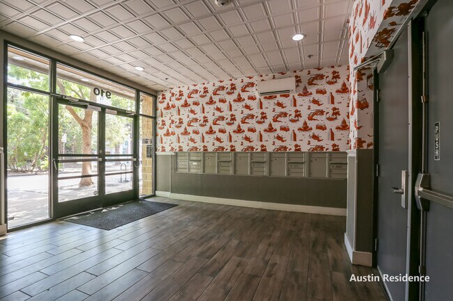 Building Photo - 910 W 25th St