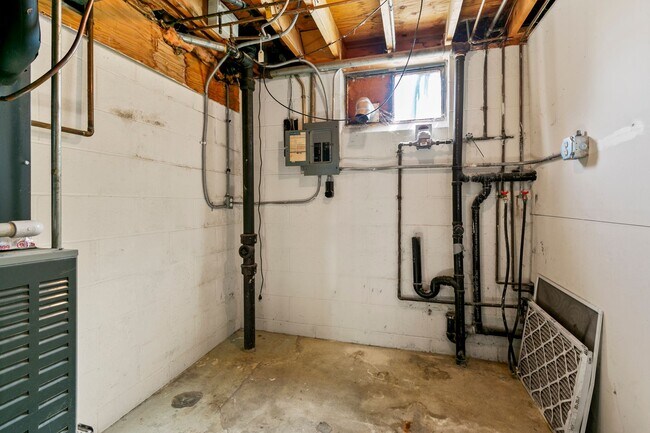 Building Photo - Stylish 3-Bed, 2-Bath Renovated Home with Granite Counters, 2-Car Garage & Large Fenced Yard in O...