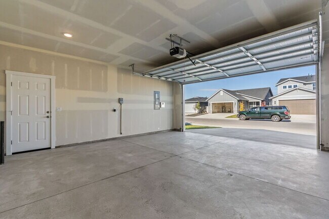 Building Photo - 6235 W Fireline St