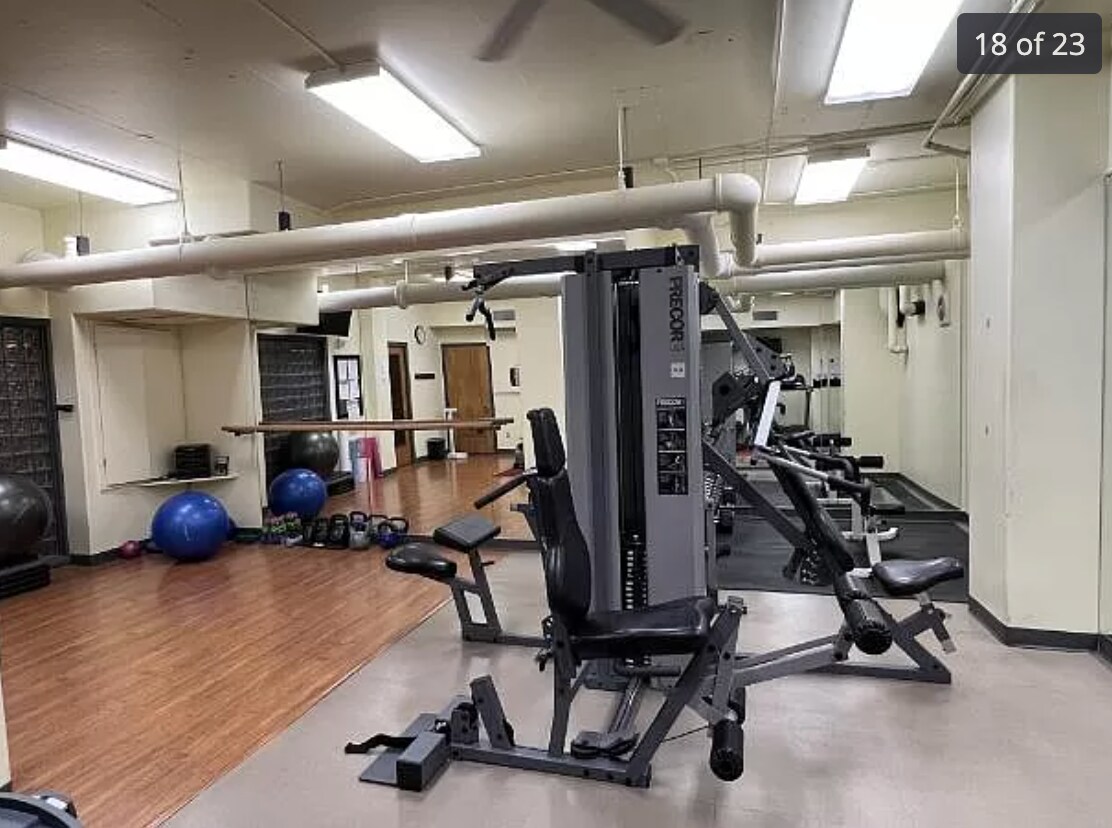 Building Photo - 4545 Wornall Rd