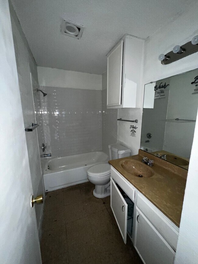 Building Photo - Great 3 bedroom, 2 bath available early April