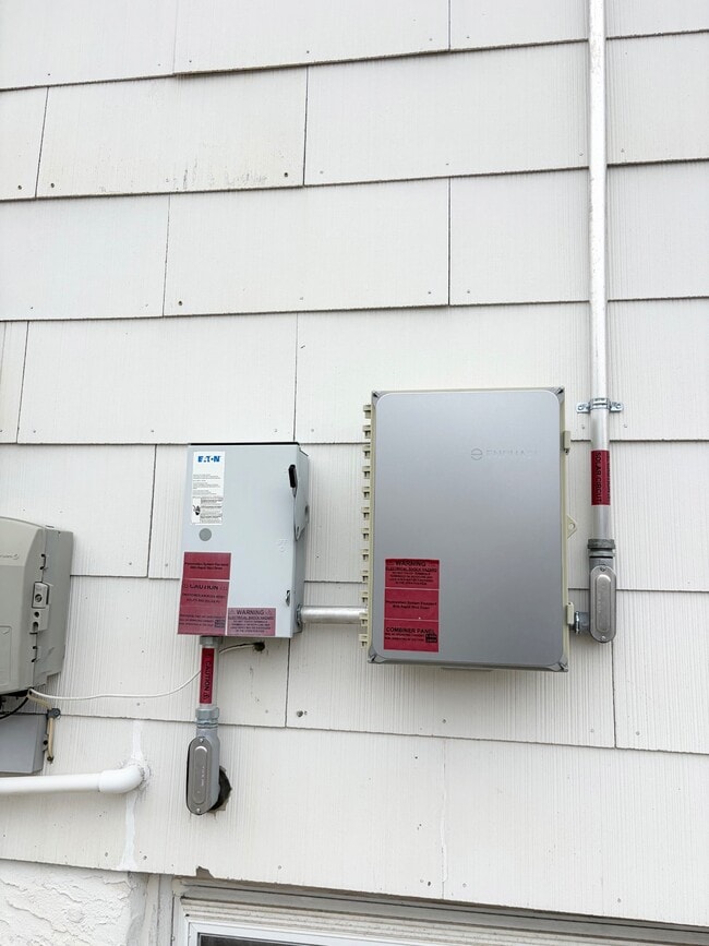 Building Photo - 107 Ebony St