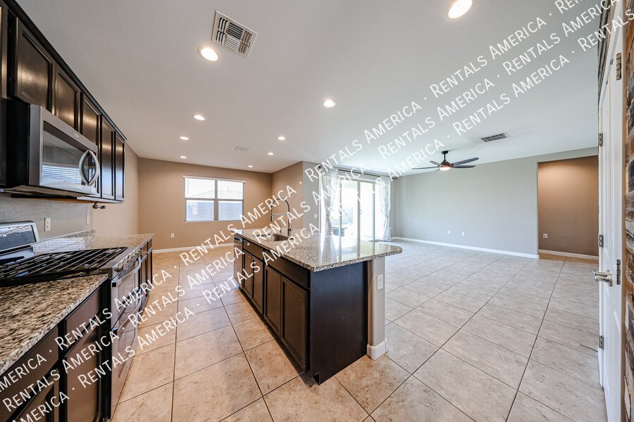 Building Photo - 29539 W Whitton Ave