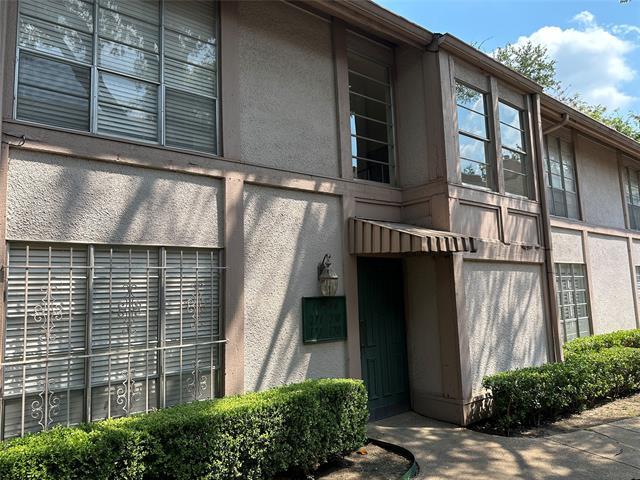 Building Photo - 10580 High Hollows Dr