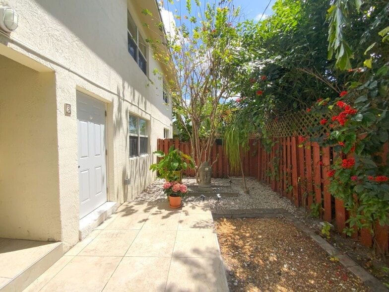Building Photo - 530 NE 15th Ct