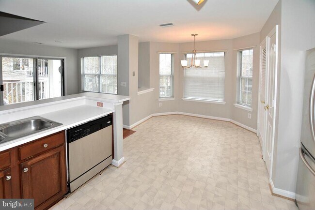 Building Photo - 5612 Willoughby Newton Dr