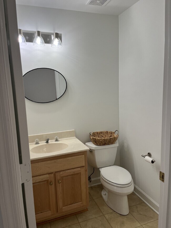 Building Photo - 1622 Brentwood Pointe