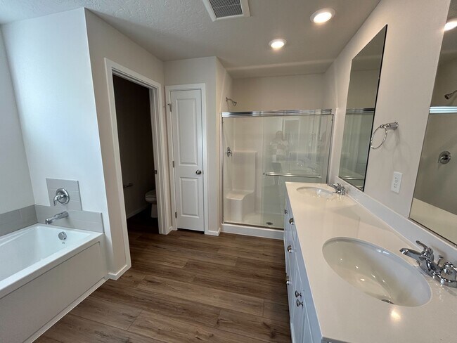 Building Photo - 294 E Viceroy Ave