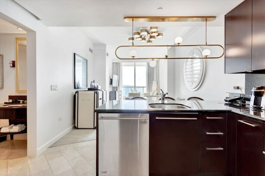 Building Photo - 4391 Collins Ave