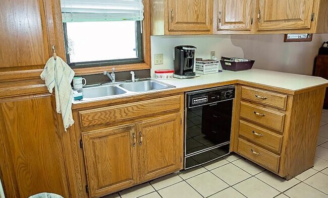 Building Photo - GREAT SINGLE FAMILY Home