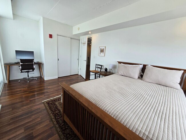 Building Photo - Beautiful bright HUGE 2 bed 2 bath with gr...