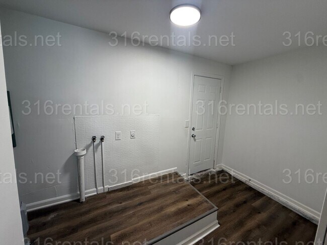 Building Photo - $1000 3 bedroom / 1 bathroom - Single Fami...