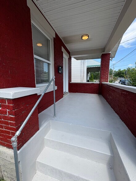 Building Photo - 122 W 15th St