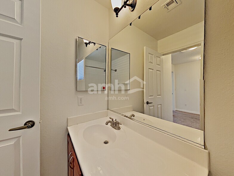 Building Photo - 4740 Sweeping Glen St