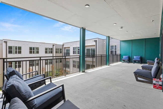 Building Photo - 596 W 9th St