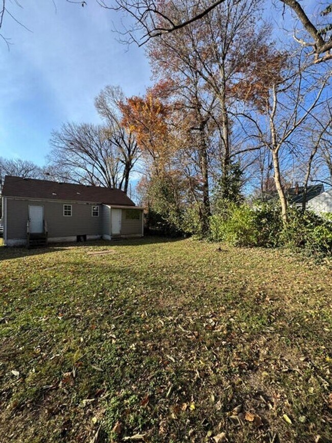 Building Photo - Great 1 bed 1 bath duplex in North Springfield. Remodeled