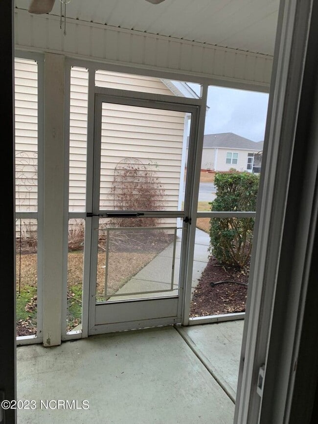 Building Photo - 3 Bed 3.5 Bath Townehome