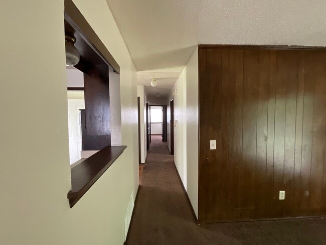 Building Photo - 3 bed, 1 1/2 bath, 2 car garage