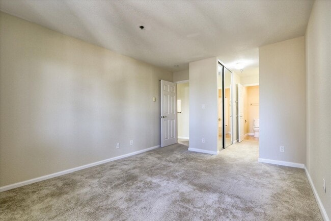 Building Photo - 880 E Fremont Ave