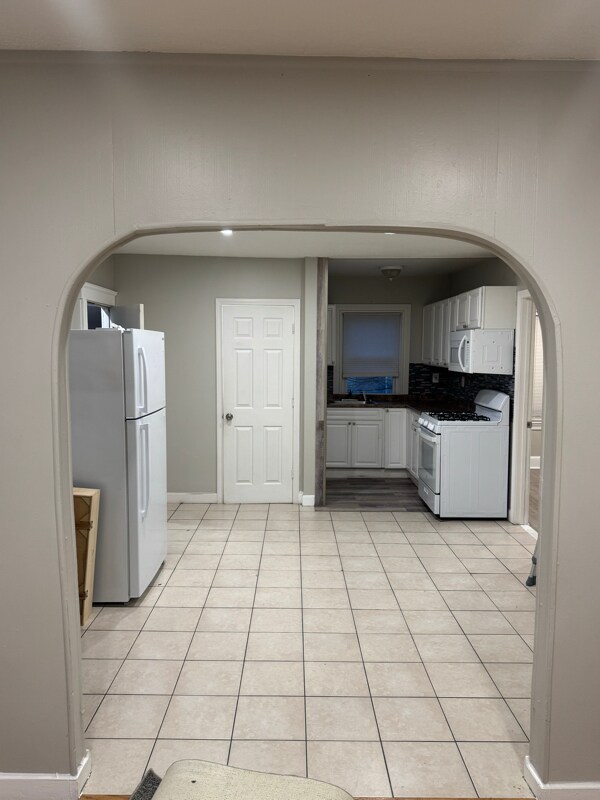 Building Photo - 163 Sabin St