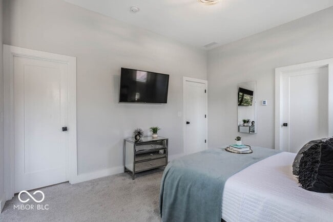 Building Photo - Beautiful townhome located off 16th and College. Pets allowed for an additional $1,000 non refund...