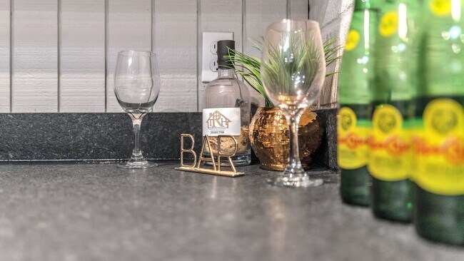 Building Photo - CHARMING 5 BDRM HOME IN CASTLE HILLS!!