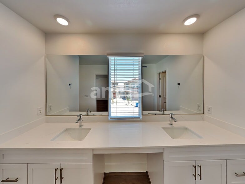 Building Photo - 9118 Fiesta Impatiens Ct
