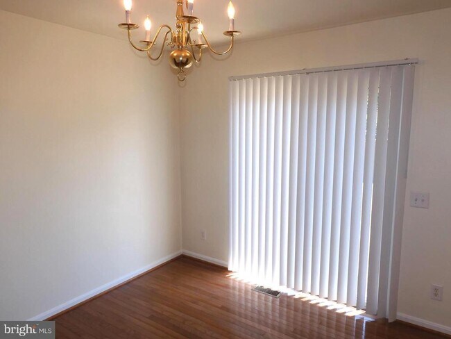 Building Photo - 8566 Kingsway Dr