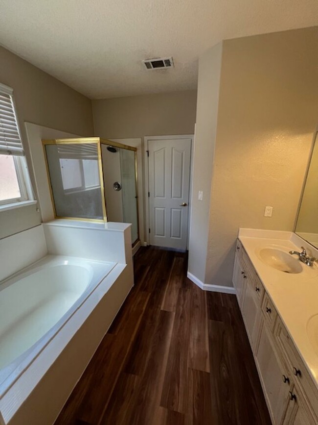 Building Photo - Beautiful 4 bedroom , 2.5 Bathroom 3 car g...