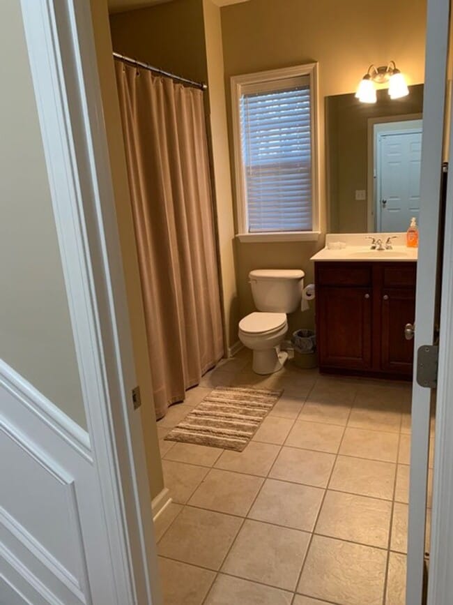 Building Photo - Beautiful Townhome Available in Vinings Overlook!
