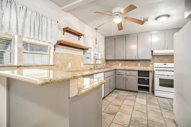 Building Photo - 1526 15th Ave N