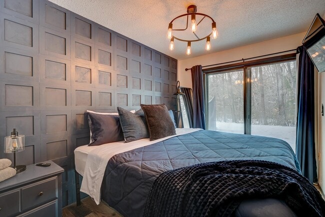 Building Photo - 46 Linderhof Golf Course Rd