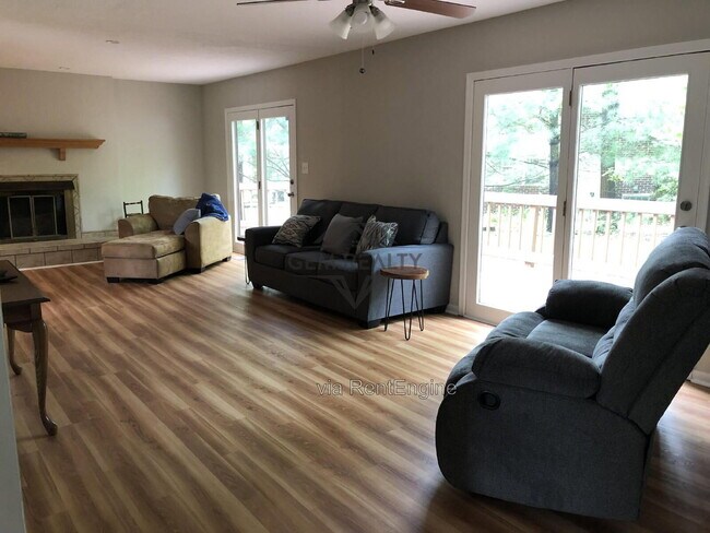 Building Photo - 206 Fairway Cir