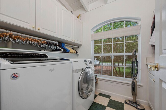 Building Photo - 302 NW 16th St