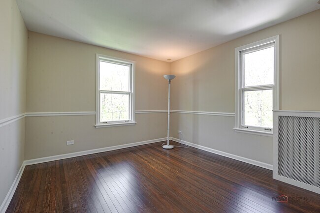 Building Photo - 544 Ravine Ave