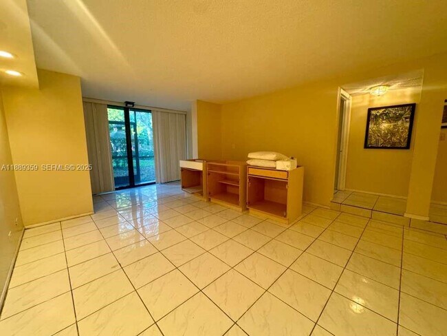 Building Photo - 3720 Inverrary Dr