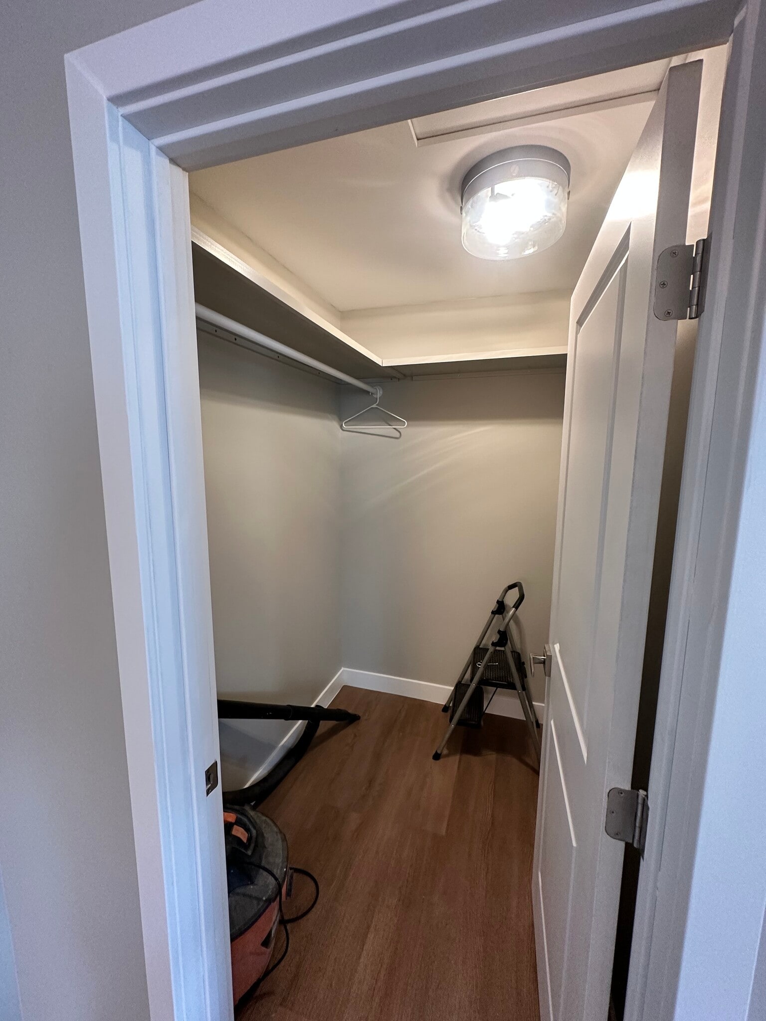 Walk-in closet - 5642 Printwood Way