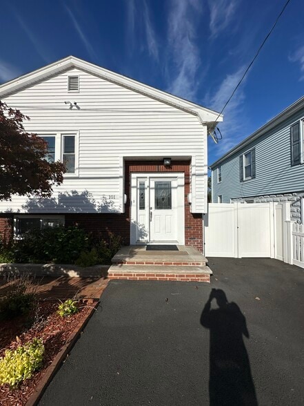 Primary Photo - 101 Rumney Rd