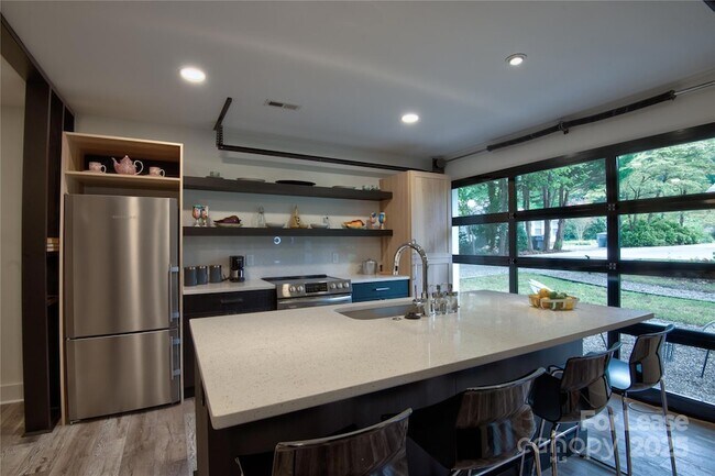 Building Photo - 3945 Rockfern Rd