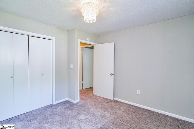 Building Photo - 70 Briarview Cir