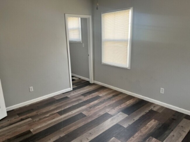 Building Photo - 2 Bed Available now!