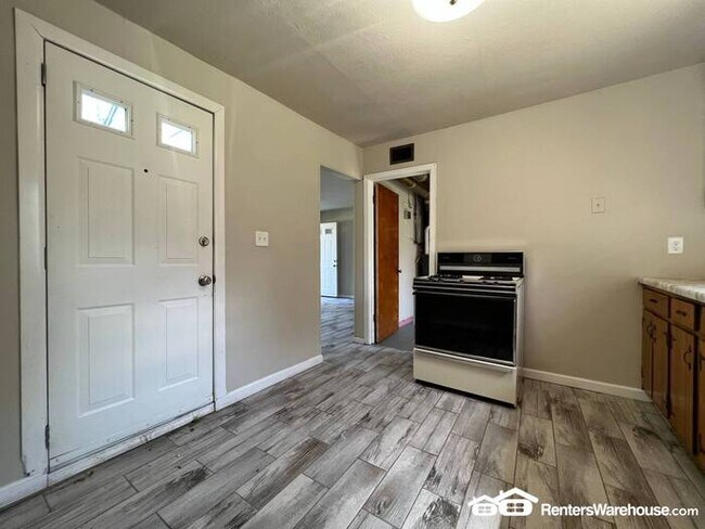 Building Photo - 2 Bedroom House