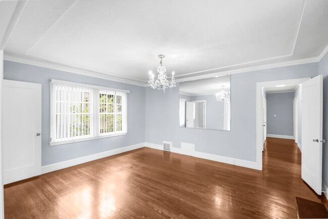 Building Photo - 733 Grosvenor Pl