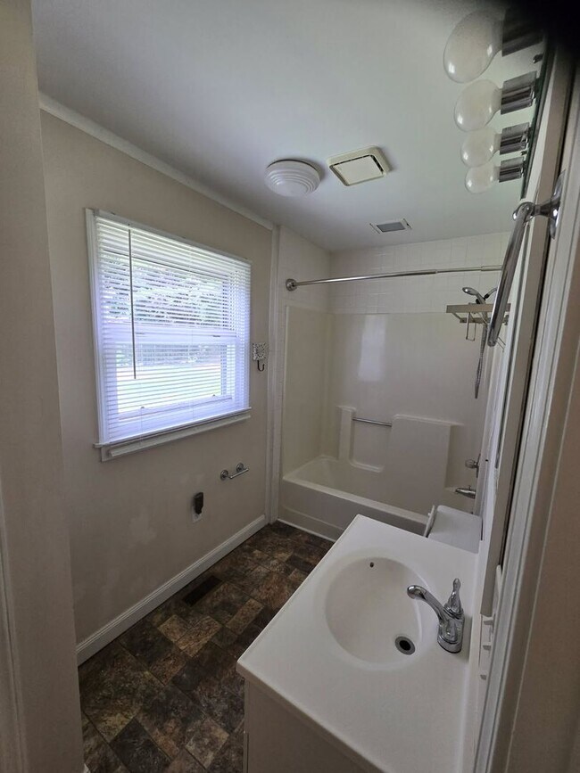 Building Photo - 3 Bed, 2 Bath Home Available in Greer