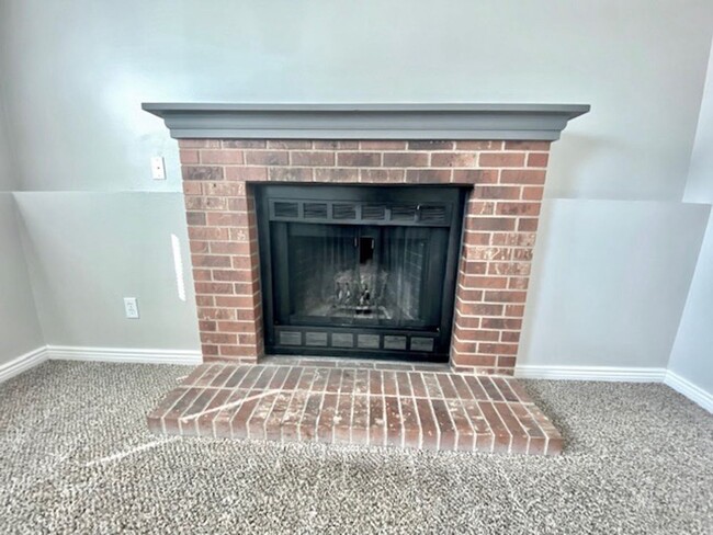 Building Photo - Lovely bi-level 3 bed/2 bath home with fen...