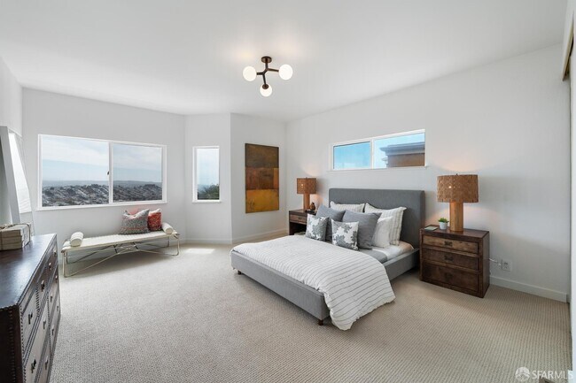 Building Photo - 628 Los Palmos Dr