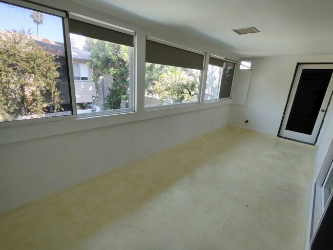 Building Photo - 370 Cliff Dr