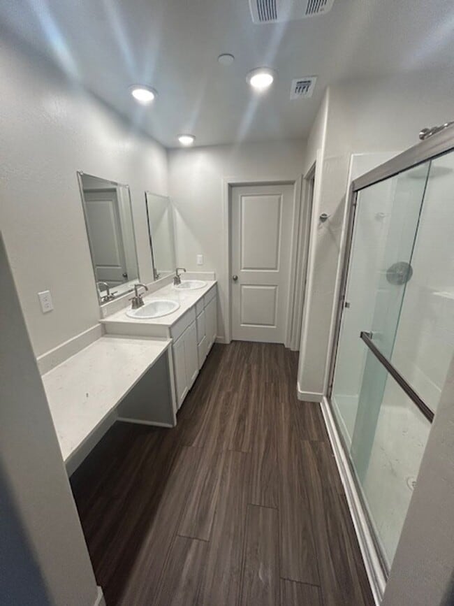 Building Photo - Newer 5 Bedroom 3 Bathroom in Tulare!