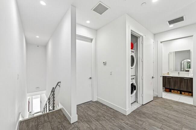 Building Photo - 1034 NE 18th Ave